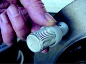 Safe centering ring for wheel bolts