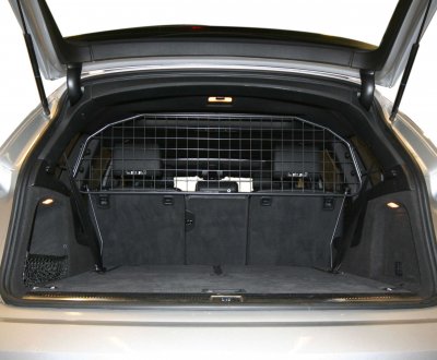 Dog grills Audi Q7 from 2007-2015