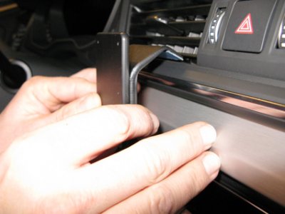 Installation of mobile phone holder for Audi Q5 from 2017-2024