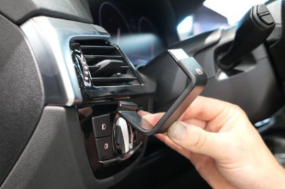 Installation of mobile phone holder for BMW 5 Series from 2017-2024