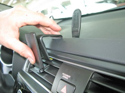 Fitting of the mobile phone holder Kia Rio from model year 2015-2016