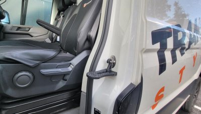 Car door steps - Easy access to the roof