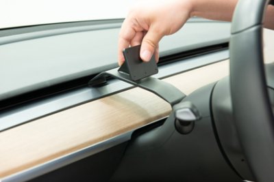 Mobile holder Tesla Model Y from 2020- | Mounting in front of the steering wheel