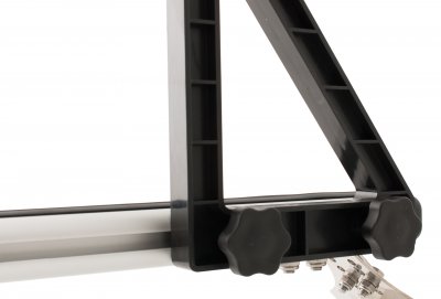 Grip-friendly screw knobs make it very easy to move the load stop in the T-slot.