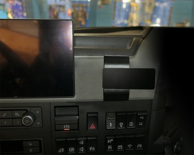 Mobile phone holder Volvo FM from 2020- | For mounting to the right of the center screen