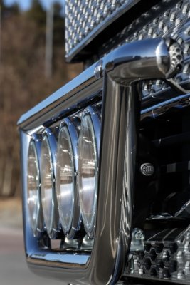 Stainless steel bull bar for 4 extra lights for Volvo FH Version 4