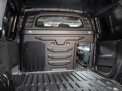 Comfort wall with an opening in the wall for transporting long loads.