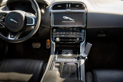 Mobile phone holder Jaguar XE from 2020 onwards | For mounting to the right on the center console