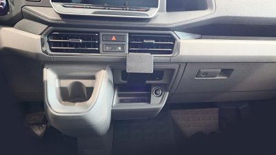 Mobile phone holder MAN TGE from 2025 onwards | For mounting to the right under the AC outlet (automatic gerbox only)