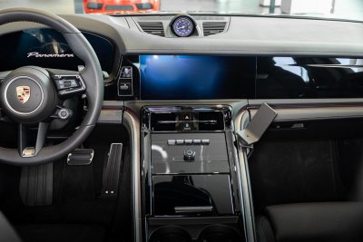 Mobile phone holder Porsche Panamera from 2024 onwards | For mounting to the right on the center console