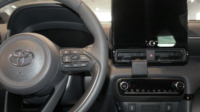 Mobile Holder Toyota Yaris from 2024- | For mounting under the center screen