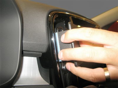 Mobile Holder Volvo EC40 2025- | Mounting to the left of the center screen
