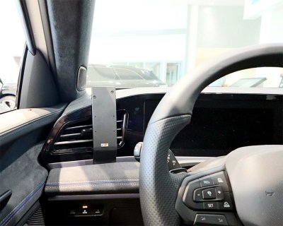 Mobile phone holder Volkswagen Passat from 2024- | For mounting to the left of the steering wheel (Air vent)