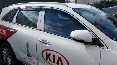 Wind deflector in dark tinted plastic and chrome strip for Kia Sorento 2015-2020