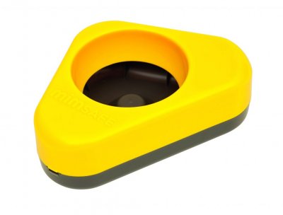 Water bowl in molded plastic corners